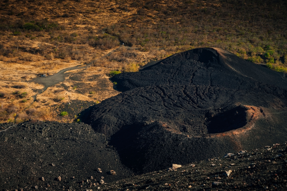 马萨亚火山坐落尼国首都马拿瓜(managua)南方约24公里处.