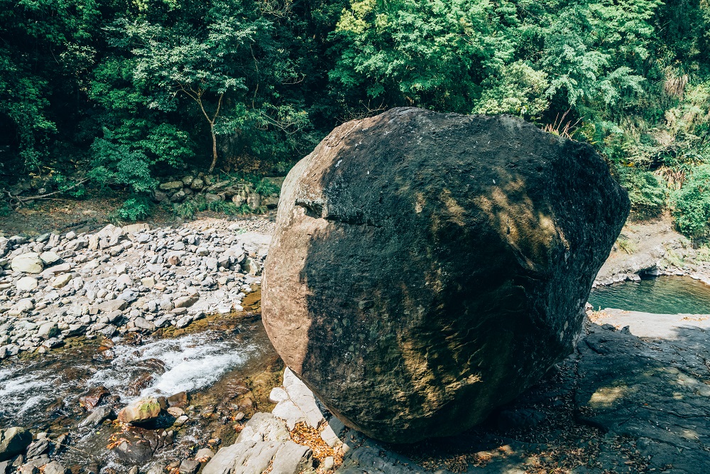 小烏來風動石