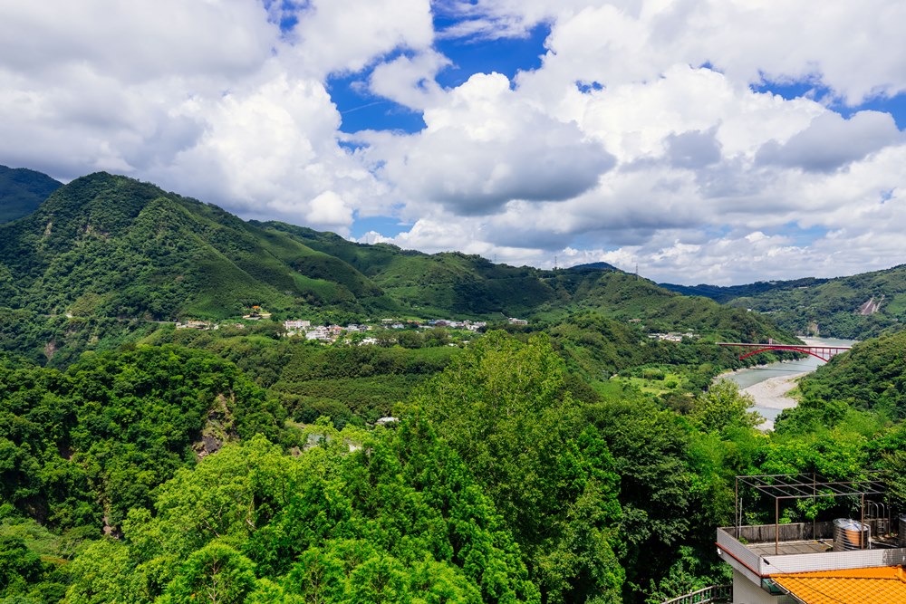 從水圳古道上可望見整個風景特區景觀