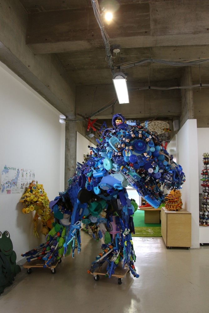 玩具組成的恐龍/3331 Arts Chiyoda/東京/日本
